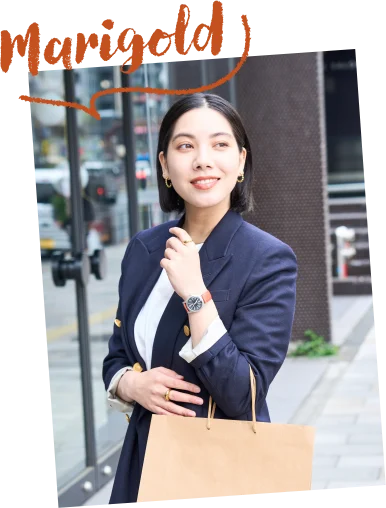 ネイビーのジャケットにマリーゴールドのベルトを合わせた女性