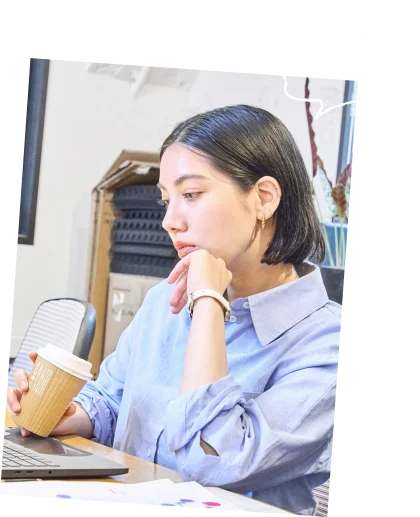 水色のシャツで作業する女性