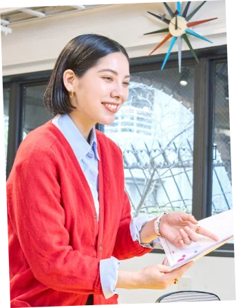 赤いカーディガンの女性